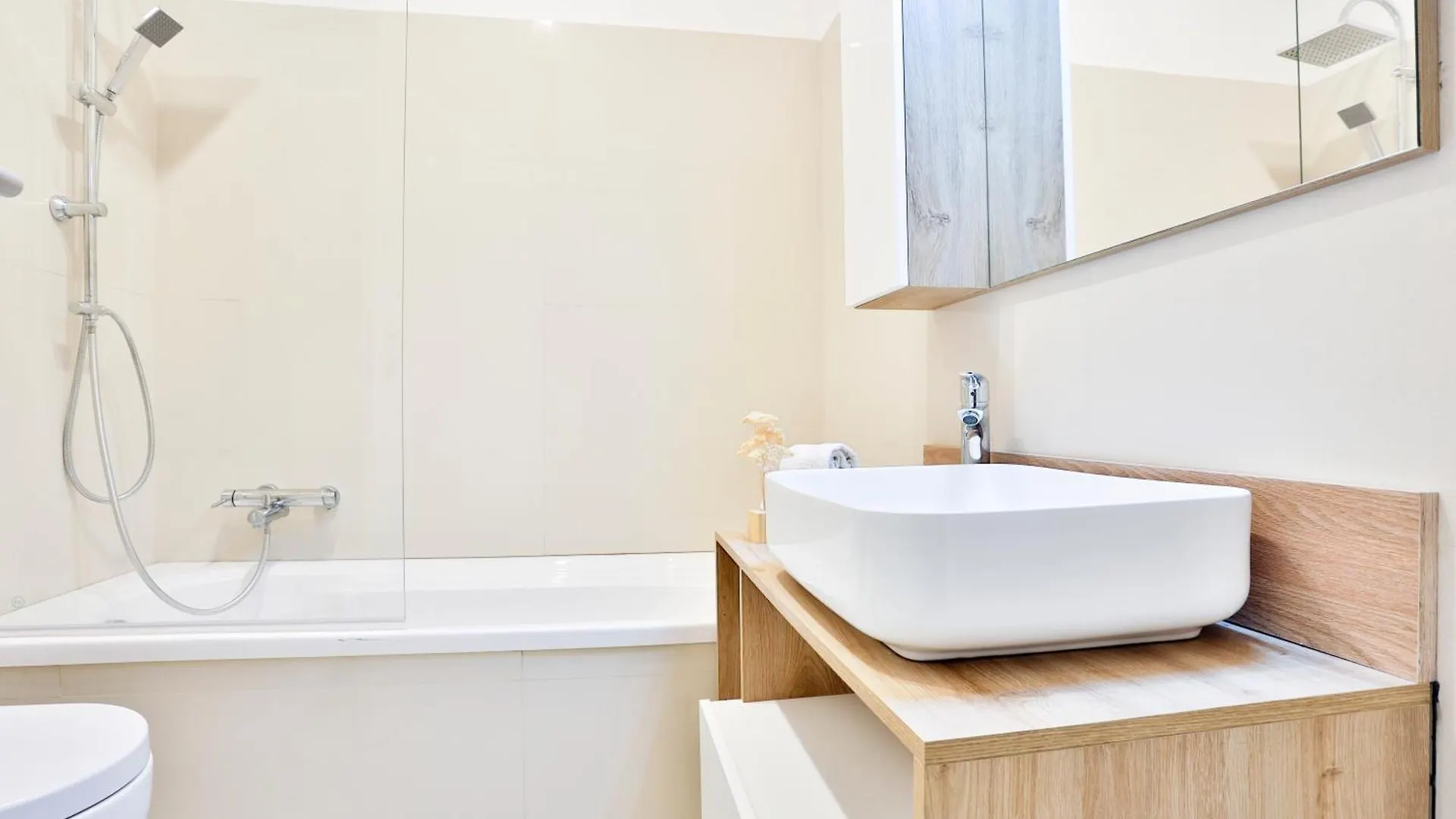 Sebeto Apartments With Parking & Netfilx Napoli